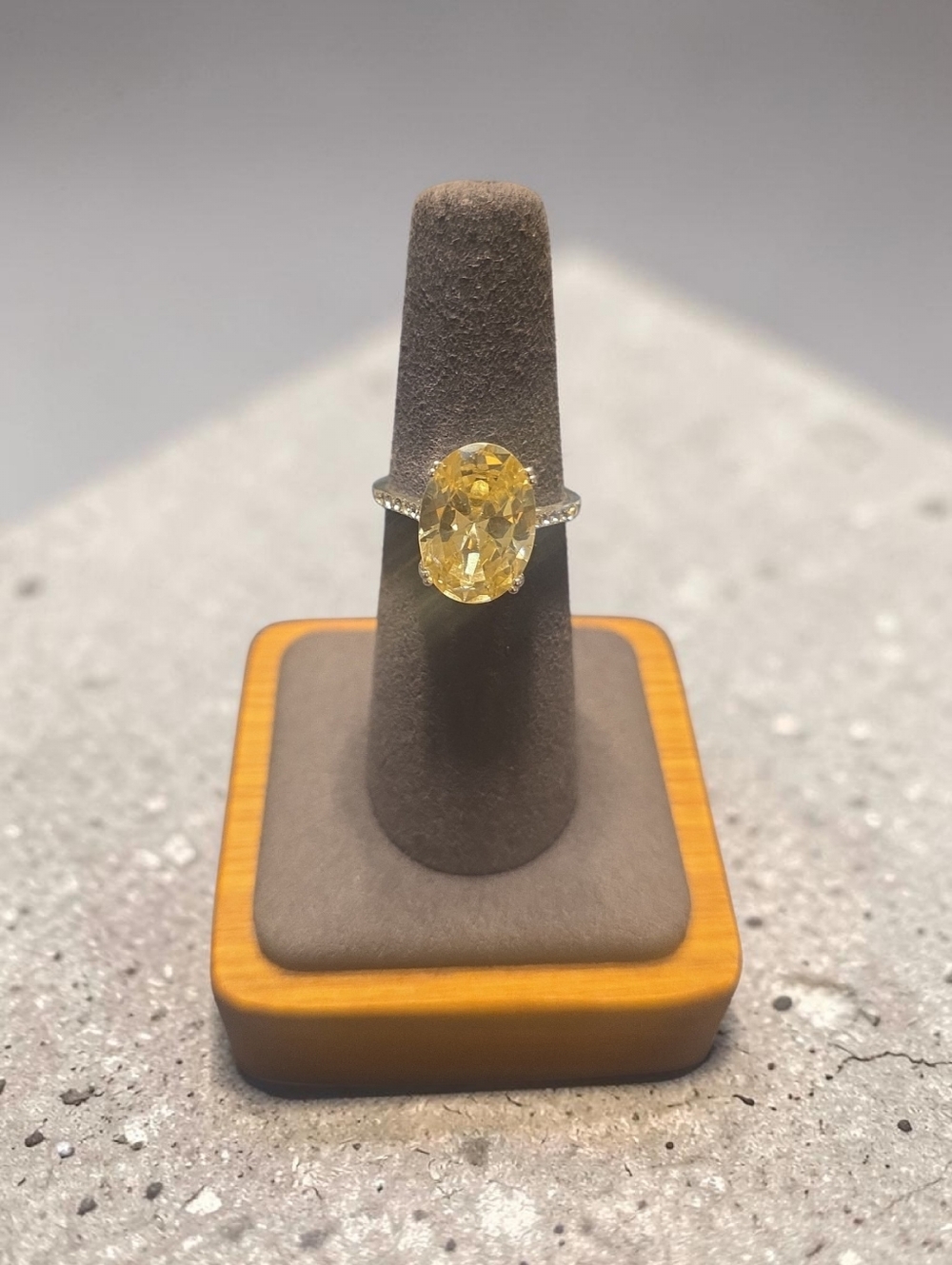 NWOT  MACY'S 3K Yellow Oval Gemstone Ring - Elegant Women's Cocktail Ring